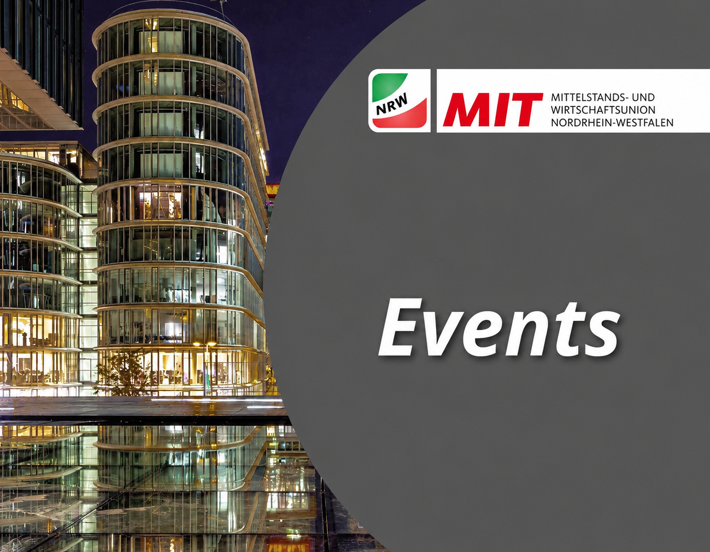 Moderne Hochhausfassade mit beleuchteten Büros, Logo „MIT Events“ – Veranstaltungshinweis.